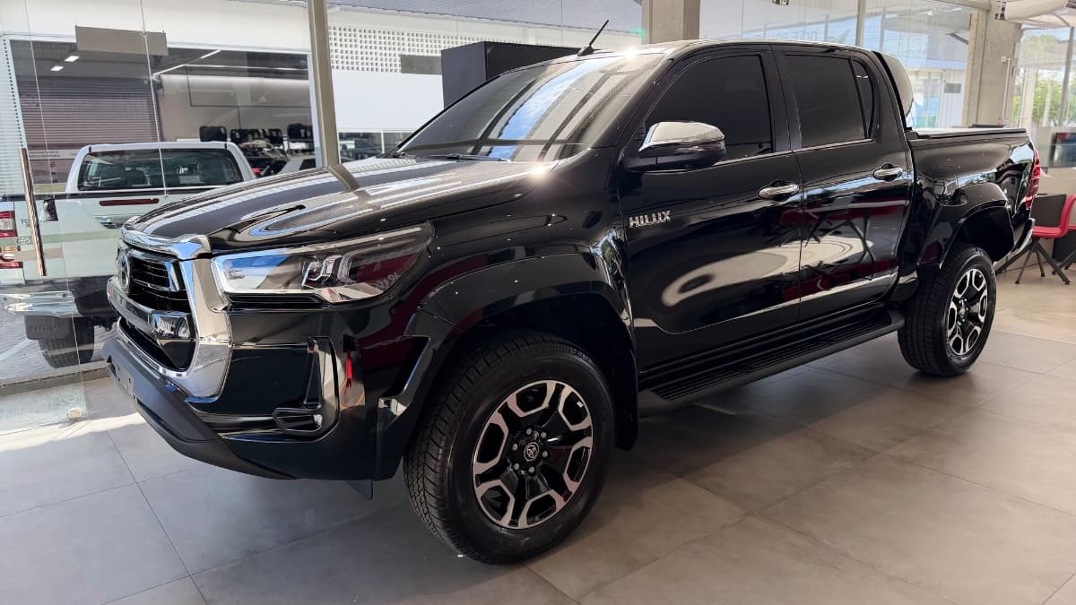 Toyota Hilux SRX Plus - Preta SRX Plus 2026