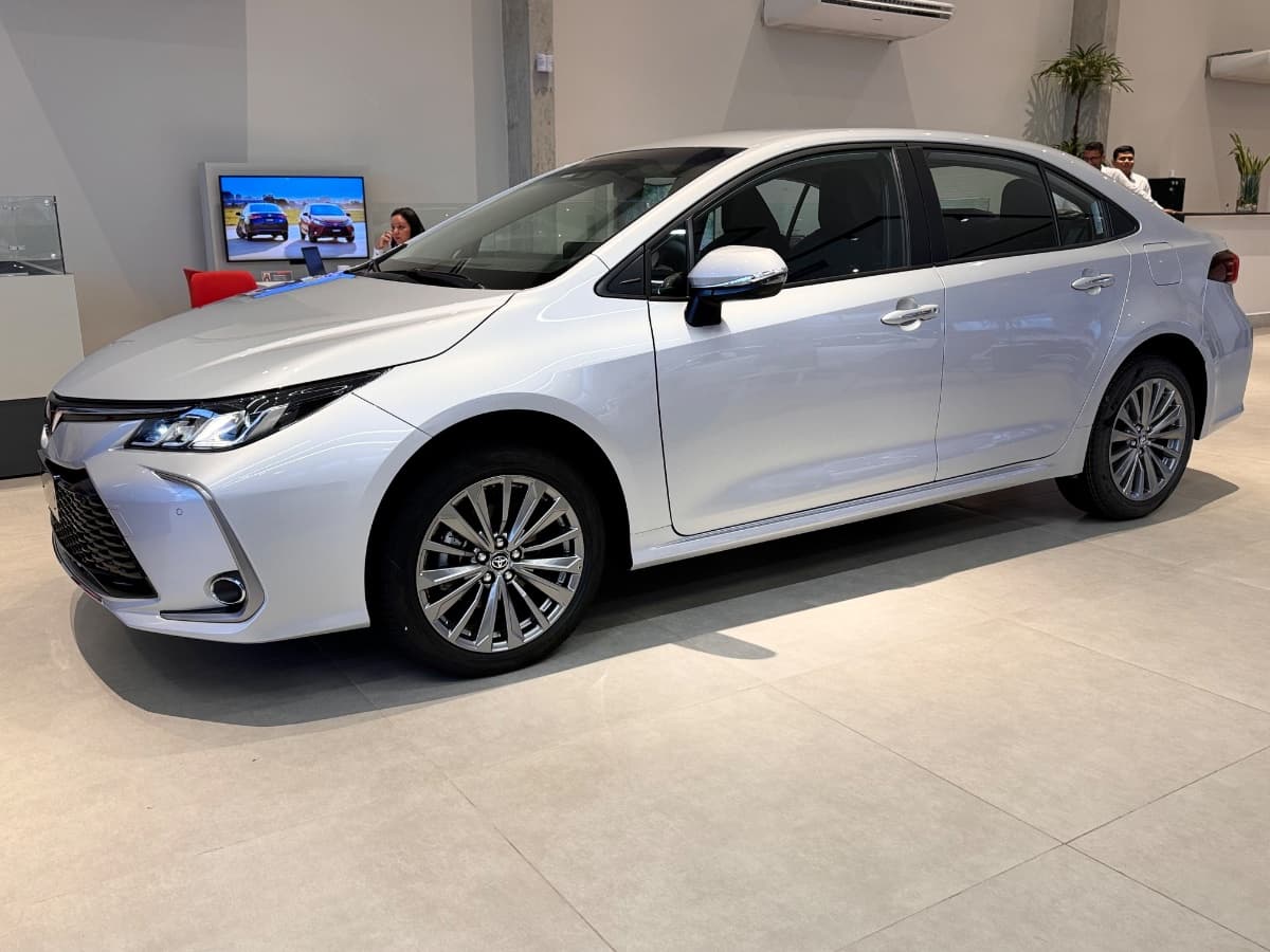 Toyota Corolla XEI 2.0 Flex 2026 - Prata XEI 2.0 Flex — foto 1